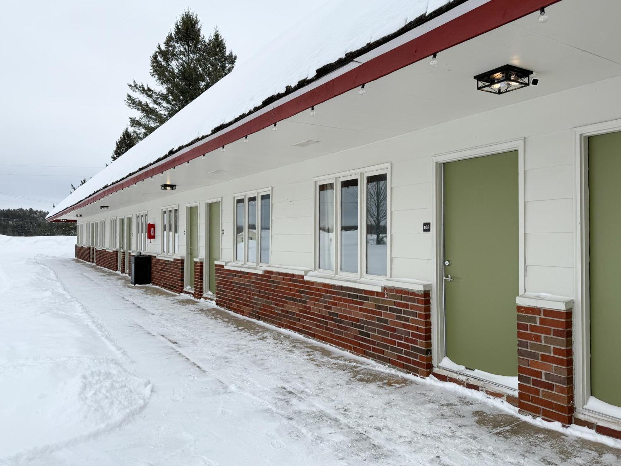 The Trail Inn - Newberry, Mi - Formerly Knollwood Inn - 13467 M-28 Dış mekan fotoğraf
