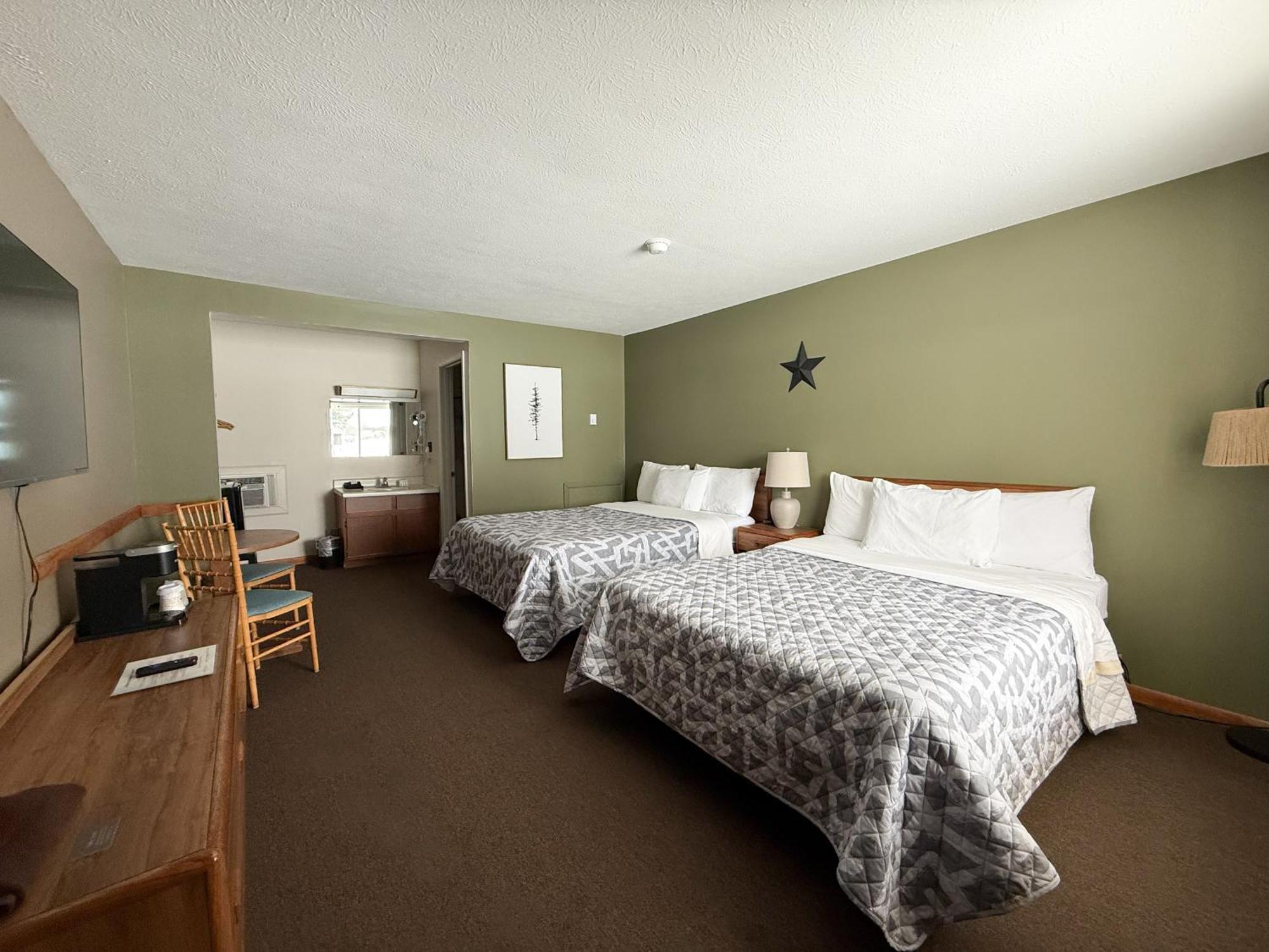 The Trail Inn - Newberry, Mi - Formerly Knollwood Inn - 13467 M-28 Dış mekan fotoğraf