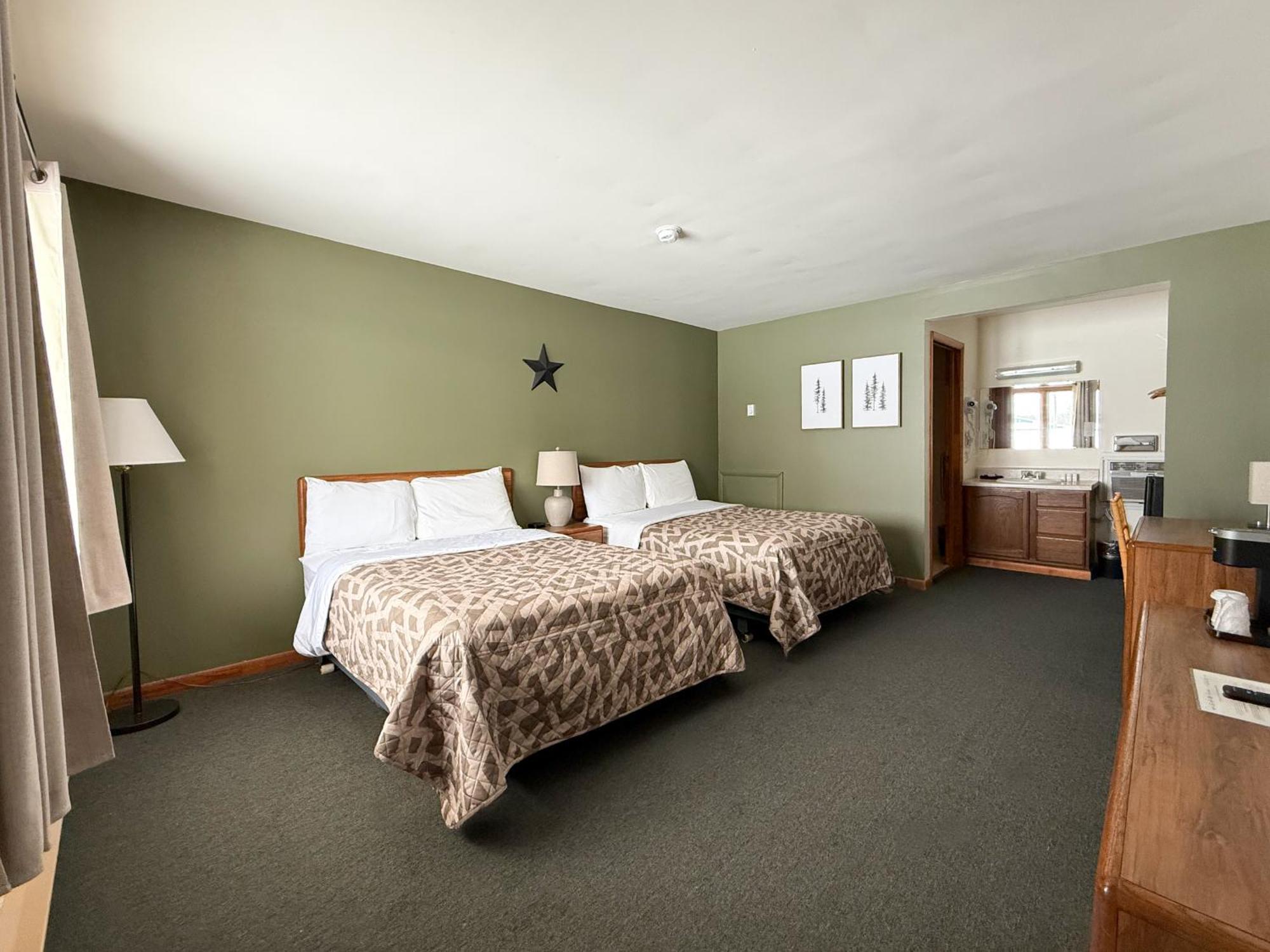 The Trail Inn - Newberry, Mi - Formerly Knollwood Inn - 13467 M-28 Dış mekan fotoğraf